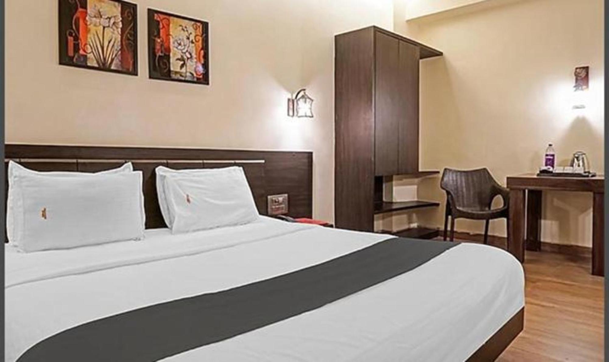 Omkar Executive Hotel Yerandwane Exterior foto