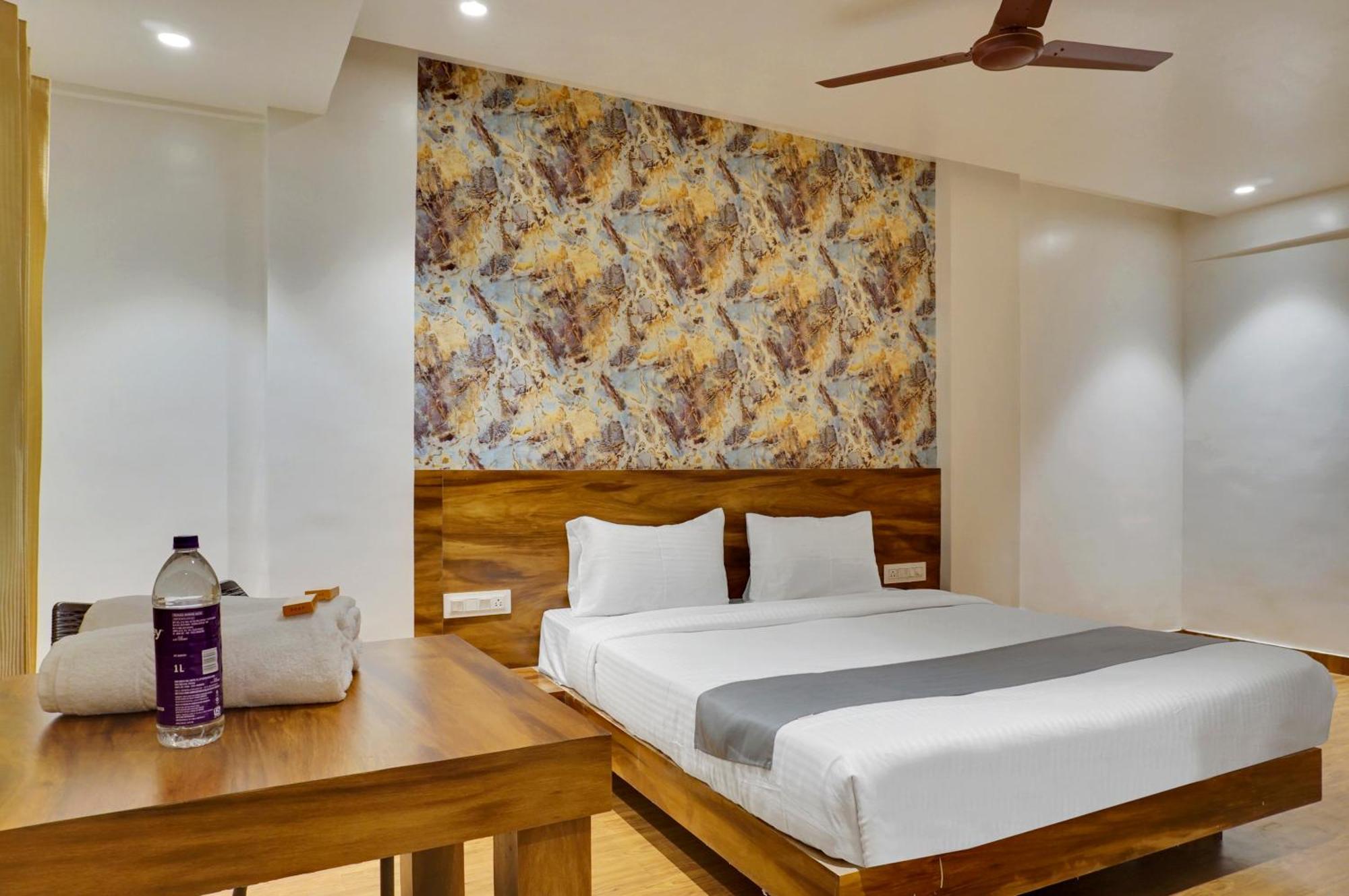 Omkar Executive Hotel Yerandwane Exterior foto